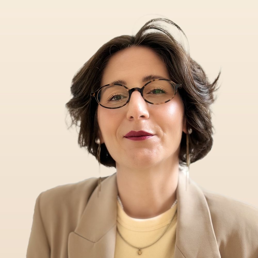 Patricia im Blazer, Blick direkt in die Kamera
