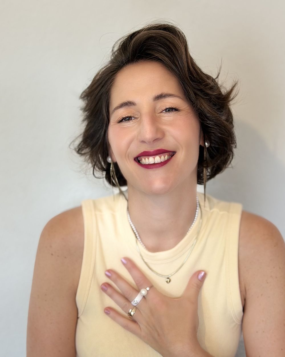 Patricia lacht und legt die Hand aufs Herz